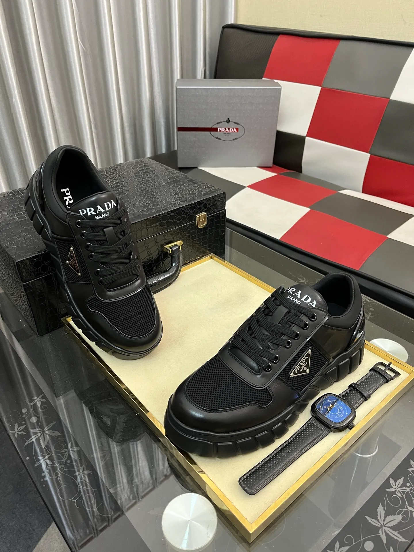 Men's shoes 💰: 560⌚⌚ high version. High-quality new PRADA counters are launched simultaneously. The new men's shoes and 😘 fabrics are selected from first-layer cowhide. Lining: Imported cowhide leather lining. 👍🏿High-end☄️Open-molded non-slip rubber outsole, exquisite lines, simple and elegant, comfortable and high-end for leisure travel. Number of yards: 38 to 44. (Can be customized for 45 non-refundable)